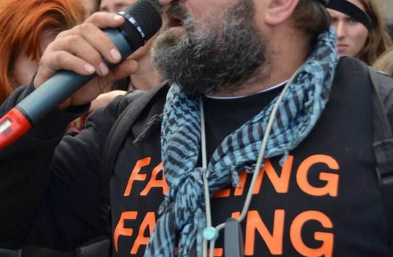 El activista Toni Estela Frau, acaba de convertirse en el primer perseguido político y judicial en Mallorca. Su condena por llamar al Fiscal José Díaz Capa, «corrupto» y «florero», forman parte de las represalias en su contra.